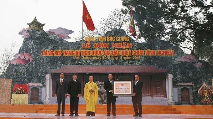 Phó Thủ tướng Nguyễn Xuân Phúc trao Bằng xếp hạng di tích quốc gia đặc biệt đối với chùa Vĩnh Ngiêm